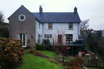 تختخواب و صبحانه Rooms By The River At Glan Aber