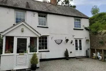 تختخواب و صبحانه Rooms By The River At Glan Aber