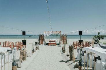 Laiya Riviera Resort And Spa Powered By Cocotel