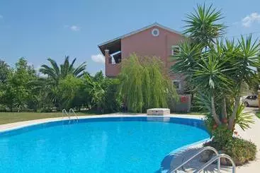 Apartaments turístics Chrysanthy Apartments