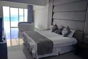 King Evelthon Beach Hotel & Resort