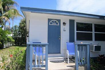 Tropical Winds Motel & Cottages