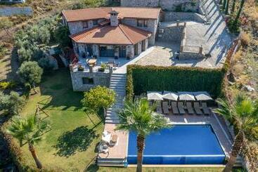 מלון דירות Massi Villa