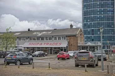 בית מלון כפרי The Ship & Trades