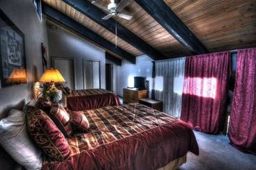 בית מלון כפרי The Rockies Condominiums