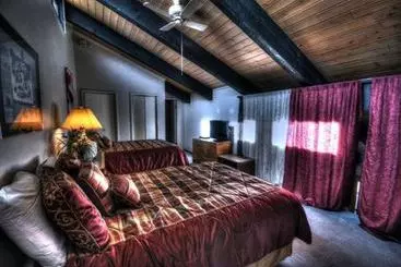 בית מלון כפרי The Rockies Condominiums