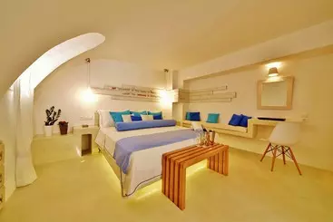 هتل Chroma Suites