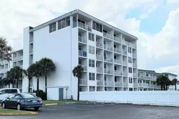 Huoneistohotelli Oceanfront Escape With Balcony And Heated Salt Water Pool Sleeps 4