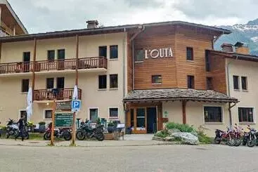 L Outa Hotel Restaurant