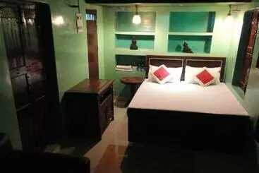 Pensió Shiva Guest House