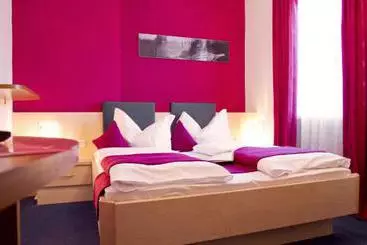 Schlosshof Charme Resort – Hotel & Camping