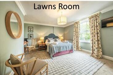 호텔 The Feathers Holt