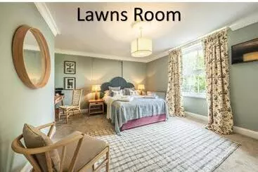 호텔 The Feathers Holt