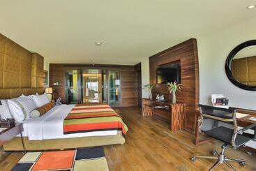 Отель The Lalit Chandigarh