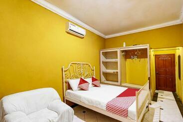 Отель Spot On 91196 Manisee 2 Homestay Syariah