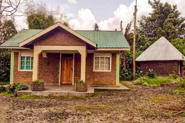 هتل Amajambere Iwacu Community Camp