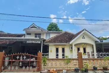 Hotel Wisma Pinggir Mitra Reddoorz