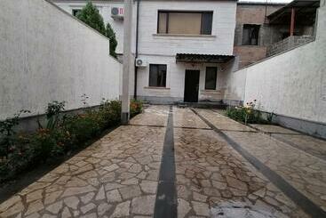 مبيت وإفطار Our House