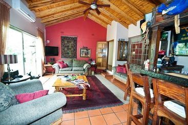 Pension (Hôtel basse catégorie) @floben Guest House