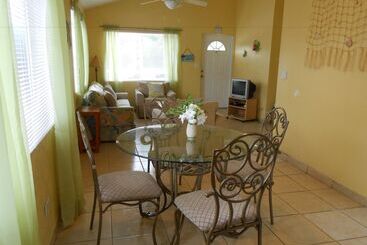 استراحتگاه Hoopers Bay Villas