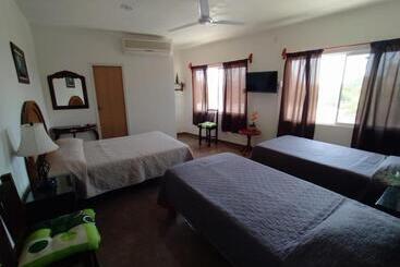 پانسیون Hostal Cristo Rey