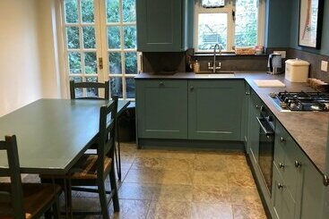 Сельский дом Meeting Street