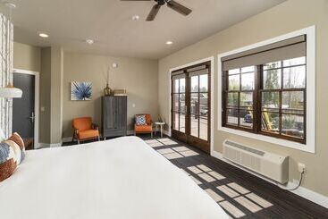 Отель Ski Inn Taphouse