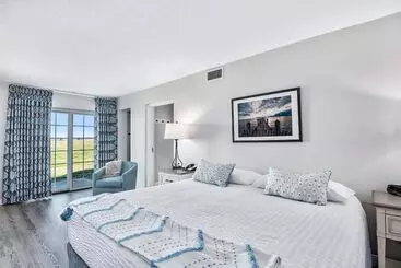 Lomakeskus First Floor Master Suite Bay View