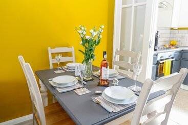 קוטג'' Village Retreat