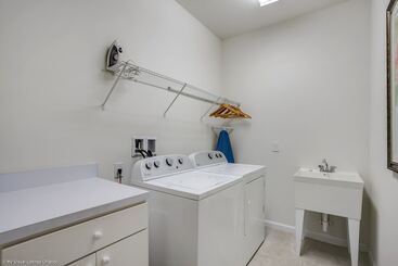 コテージ New Listing   Spacious Disney Area Pool Home With Amazing Resort Amenities! 6bd/5ba