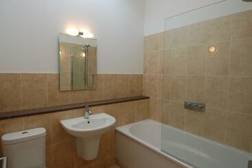 茅舍 Orchard Retreat