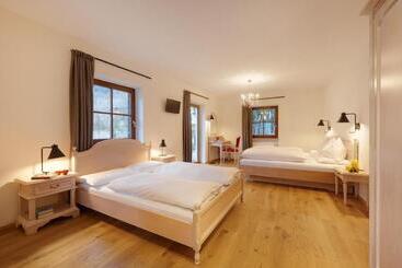 Отель Historic Guesthouse Bircher B&b Apartments By Sterzing