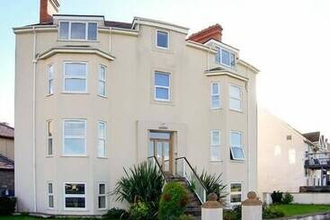 קוטג'' Gwylanedd One