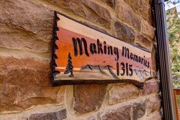 کلبه Making Memories   1 Bedrooms, 1 Baths, Sleeps 4 Home By Redawning
