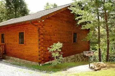 コテージ Spruce Lane   2 Bedrooms, 2 Baths, Sleeps 6 Cabin By Redawning