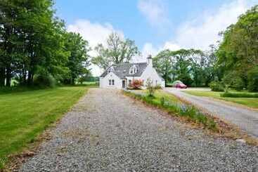 קוטג'' Easter Urray Farmhouse