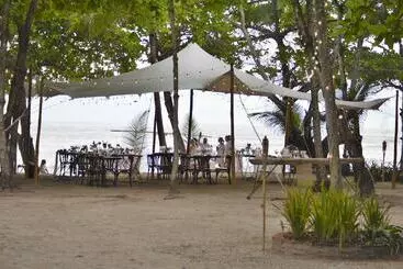 هتل Casa Cecilia Beach Front