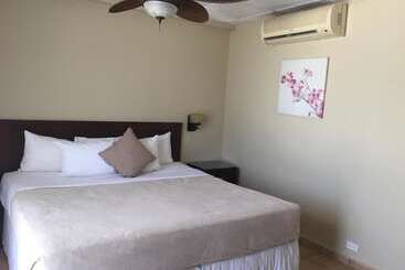 בית מלון כפרי Coconut Grove Lodge