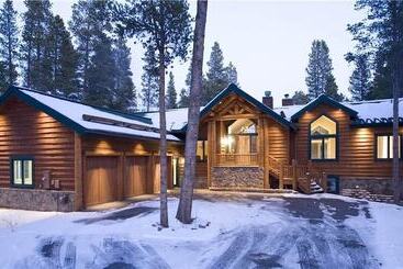 کلبه A Lookout Lodge House