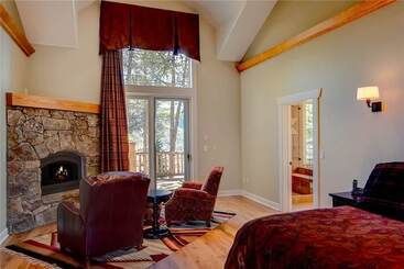 کلبه A Lookout Lodge House