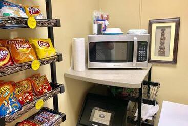 בית מלון כפרי Monroe Street Suites