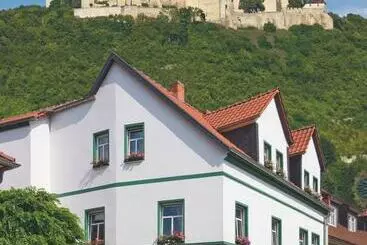 هتل Pension Zur Neuenburg