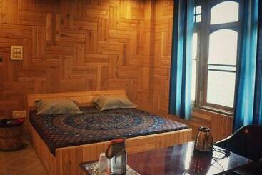 פנסיון Pine Woods Guest House & Cafe