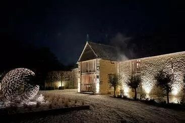 ツーリストアパートメント 17th Century Barn Near Le Manoir Aux Quat’saisons