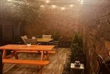 Turistihuoneistot 1850s Historic Row House 7min Train To Nyc With Private Backyard