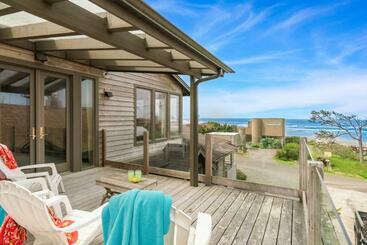 Turist apartmanları The Castle Rock Estate By Avantstay Steps From Arch Cape Beach W Hot Tub Sauna