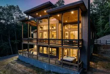 Turistihuoneistot Honeysuckle Chalet   Luxury Chalet   Wi Fi, Hot Tub, Pool Table, Amazing Deck   15 Mins To Br!