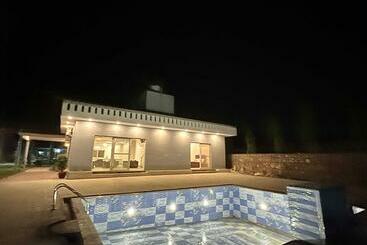 Farm & Pool Party 2 Acre For Parties With 2 Rooms & Bonfire