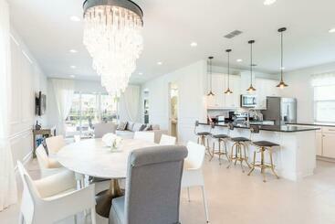 Turist apartmanları Private Pool, Spa, And In Home Movie Theater!