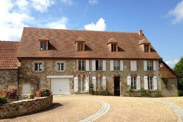 Жильё для туристов Belle Maison De Famille Avec Vue Sur La Creuse